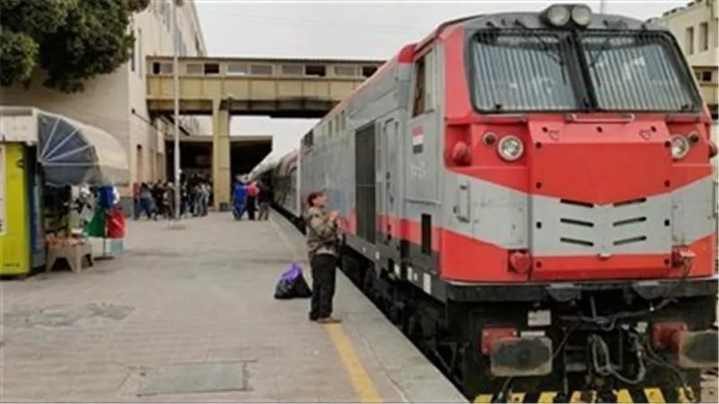 Thta Station Master Rescues Elderly Passenger From Moving Train in Sohag