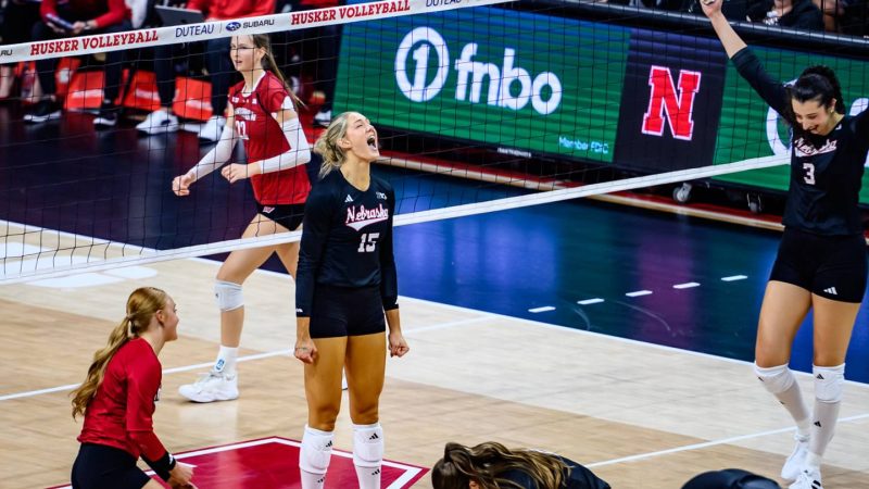 No. 1 Nebraska Volleyball Sweeps No. 7 Wisconsin in Straight Sets