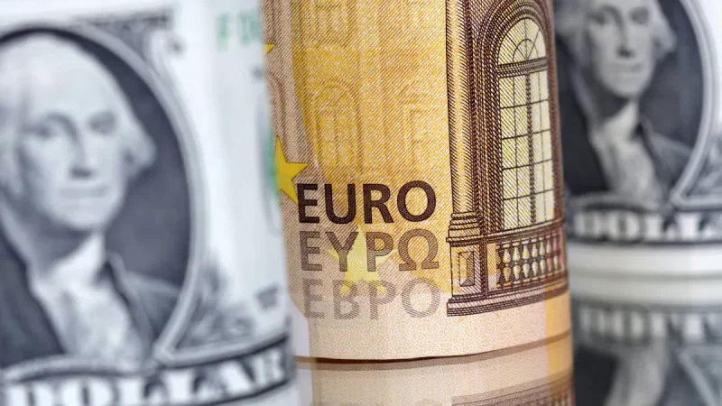 US Dollar Faces First Weekly Loss in Five Weeks as Treasury Yields Drop