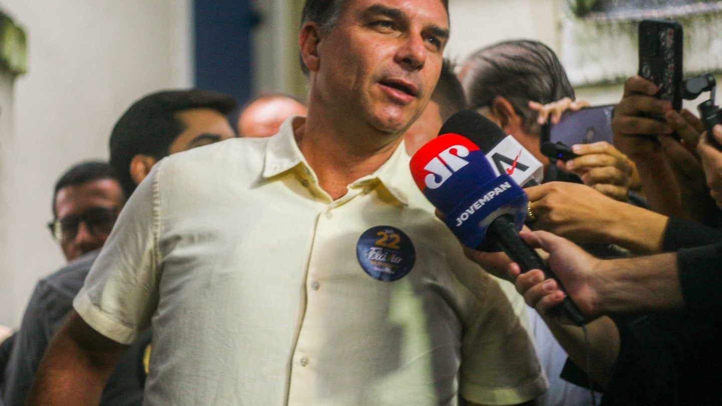 Flávio Bolsonaro's Passports Cancelled After Failing Deadline