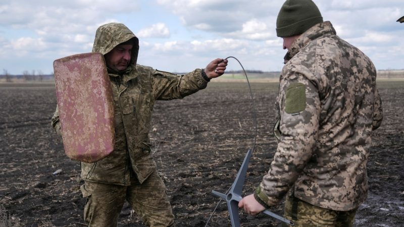 Servicemen of the 68th Oleksa Dovbush Separate Jaeger Brigade of the Armed Forces of Ukraine set up Starlink satellite