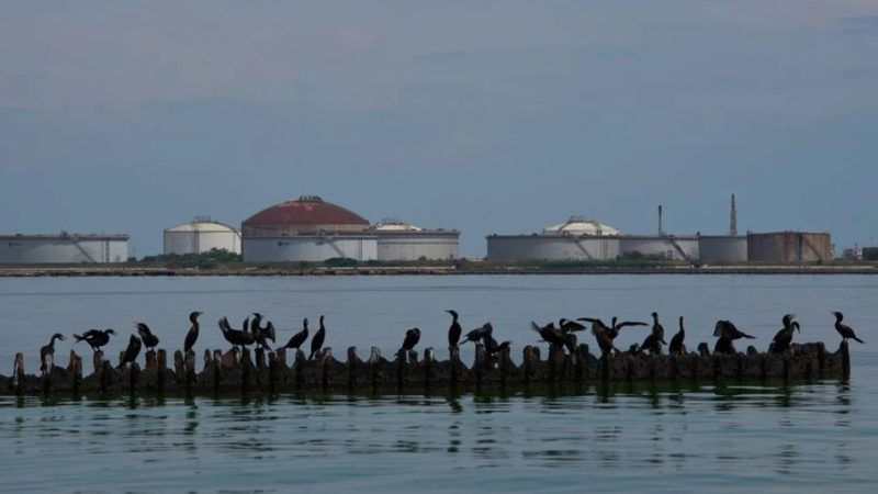 Oil Prices Fall as Supply Risks Clash With US Sanctions Relief