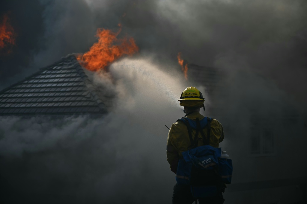 The wind-whipped Norte Fire has quickly burned hundreds of acres San Juan Capistrano, California — Patrick T. Fallon / AFP