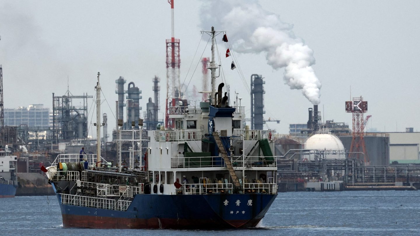 Global Oil Shipping Costs Surge in 2026 Due to Transit Crises
