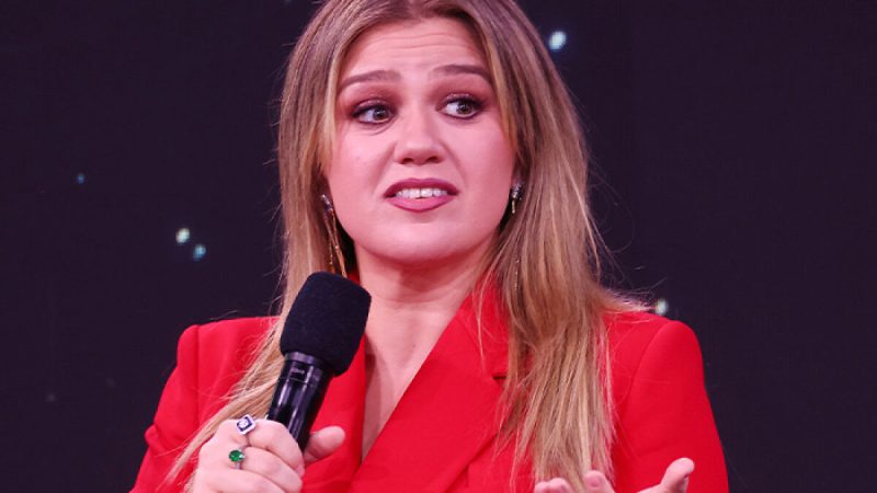 Kelly Clarkson accused the Brooklyn specialty shop Art of Play of discriminatory service on October
