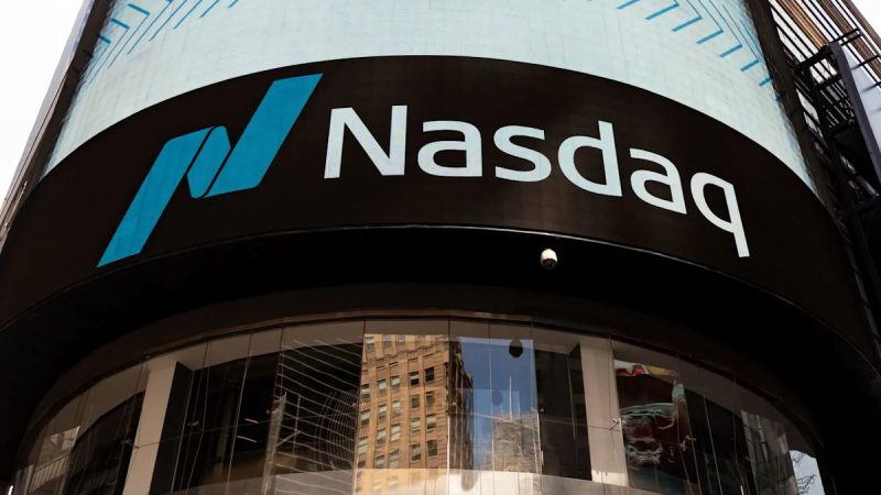 US Stock Futures Rise Ahead of Major Bank Earnings and Oil Retreat